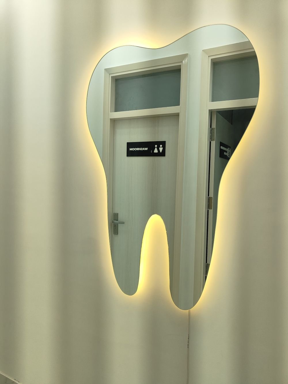 Tooth-shaped mirror detail at the clinic