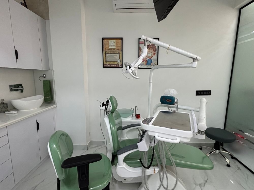 Second dental treatment operatory with green chair